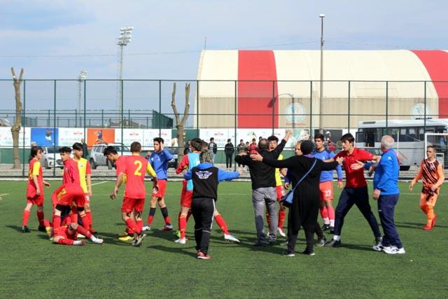U17 maçında saha karıştı