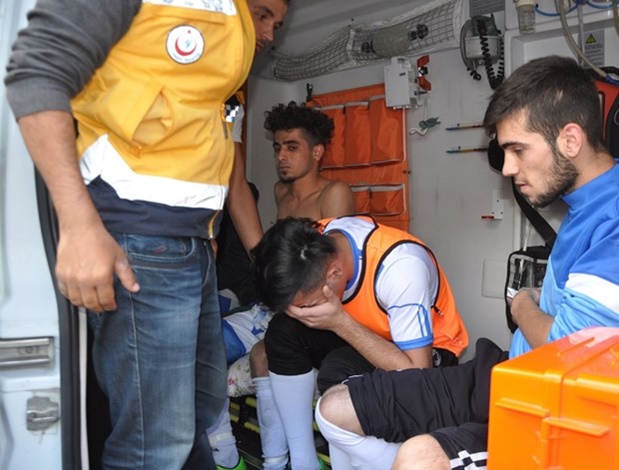 5 futbolcu yaralandı, maç tatil edildi