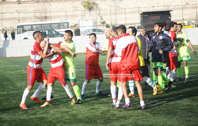 Günün ilk maçı yarıda kaldı