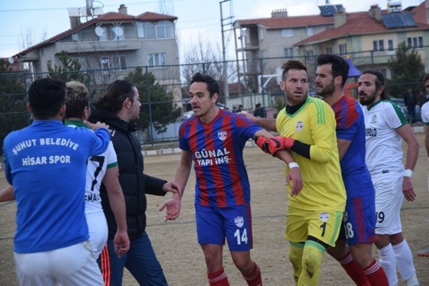 Şuhut Hisarspor-Sökespor karşılaşmasında olaylar çıktı