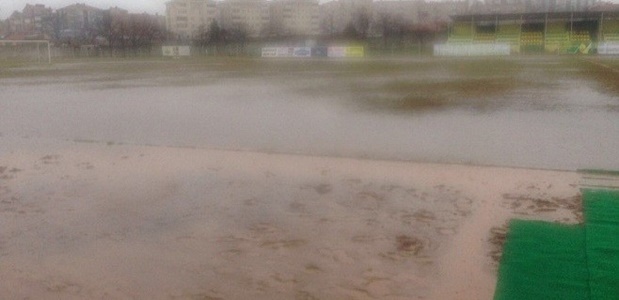 Sahayı su bastı maç tatil edildi