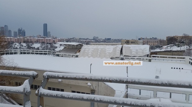 İTÜ Stadının tribünü çöktü
