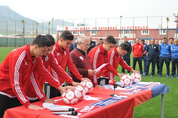 Önce yemin ettiler sonra sözleşme imzaladılar