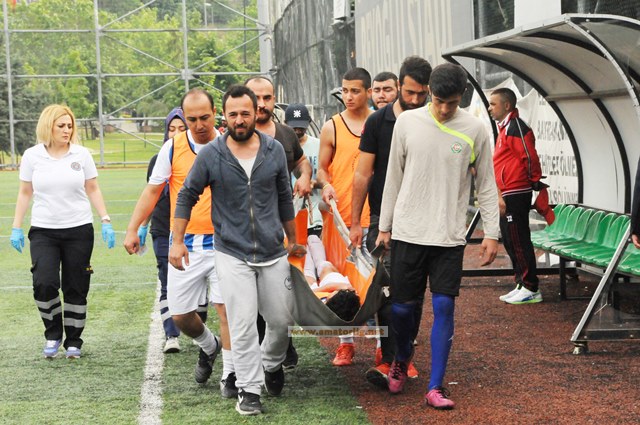 Bayılan futbolcu yürekleri ağza getirdi