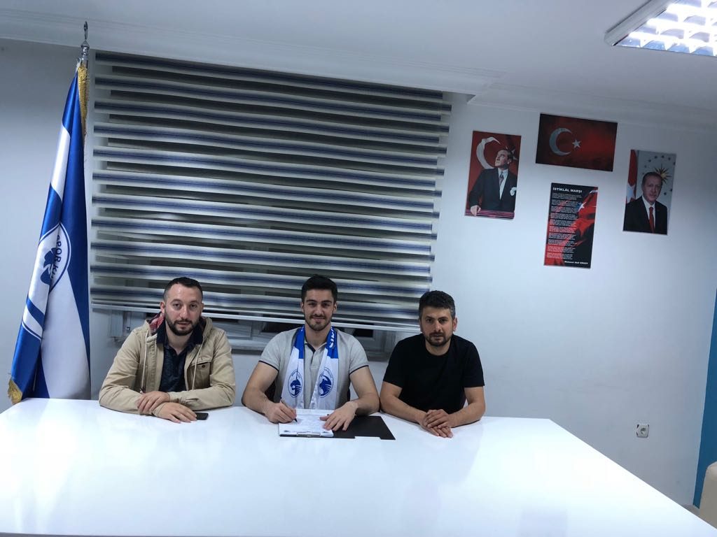 Şampiyon kaleci takımda kaldı