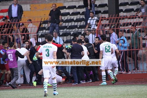 12 Kırmızı kart çıkınca maç tatil oldu