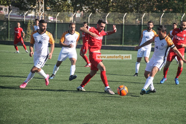 Kurtköyspor zirve yarışını bırakmadı