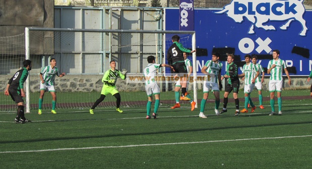 Futbolcular sahada, taraftar tribünde şov yaptı