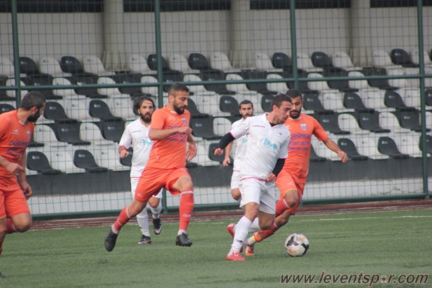 Leventspor 10 kişi ile bir puanı kurtardı