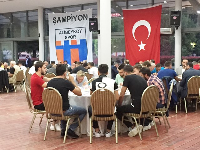 Alibeyköyspor taraftarı iftar verdi