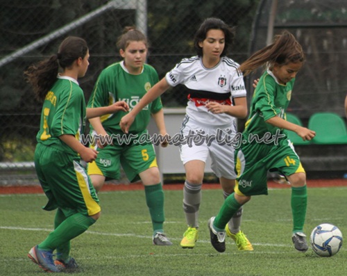 Dişi Kartal yüksekten uçtu