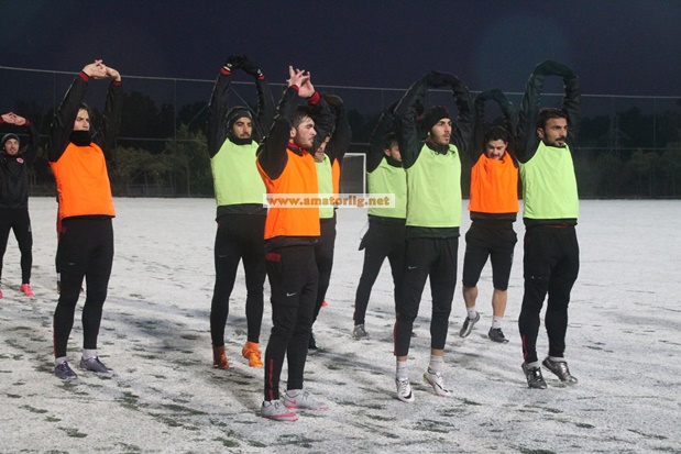 Çekmeköy Bld. Alemdağspor kar altında çalıştı