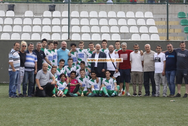 Yeşilova Esnafspor şampiyonluk kupasını kaldırdı