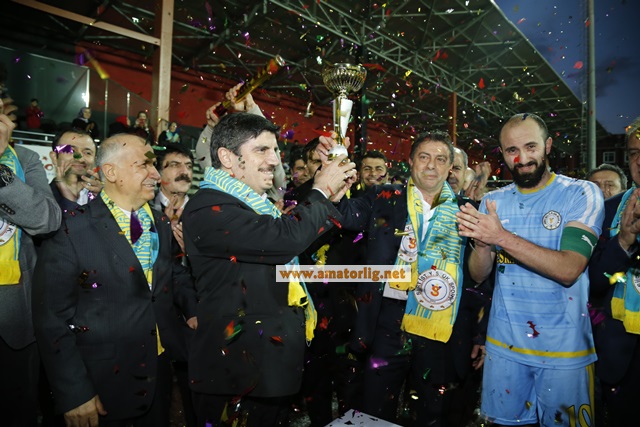 İstanbul Siirtspor şampiyonluk kupasını aldı