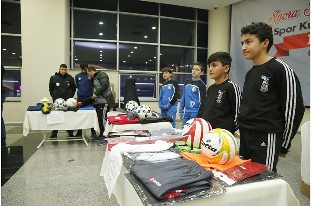 Sultangazi Belediyesinden amatörlere malzeme yardımı