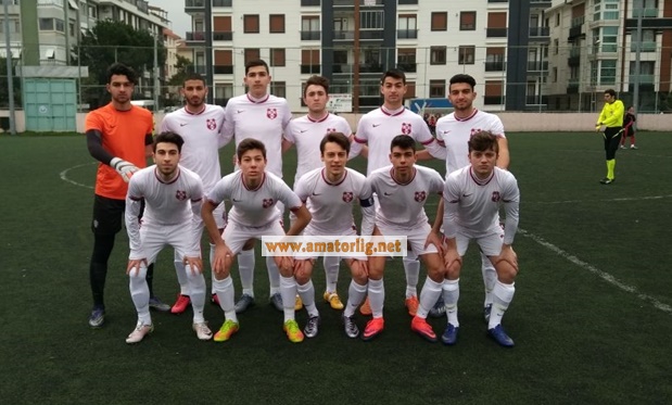 Bağlarbaşısporlu gençlerden hocalarına doğum günü hediyesi