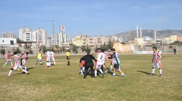 Futbolcular tekme tokat birbirine girdi