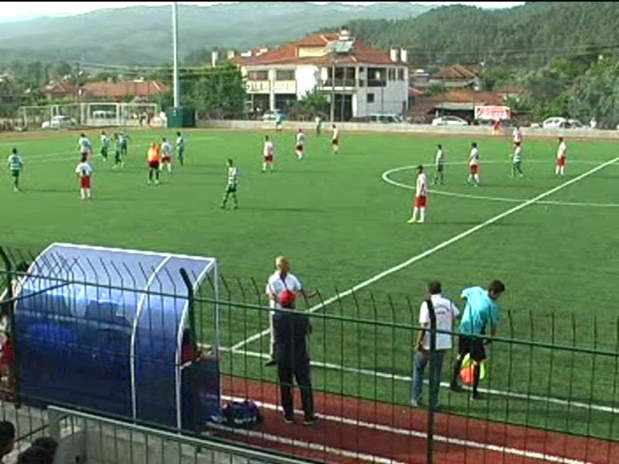 Antrenörden yardımcı hakeme yumruk