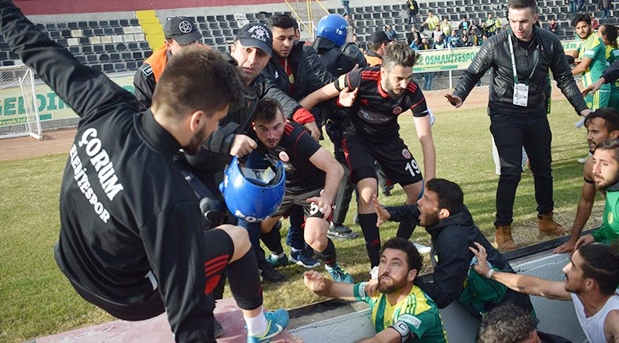 Çorum Belediyespor-Osmaniyespor maçı sonrası arbede