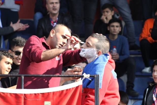 Asker tıraşı tribünde yapıldı