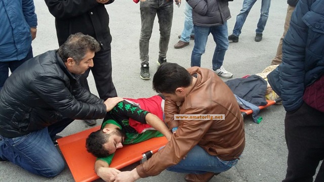 Futbolcu bayıldı, maç durdu