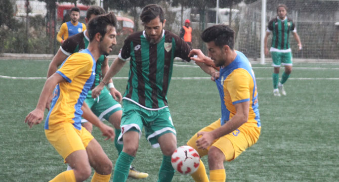 Bornova Yeşilova yarıştan kopmadı