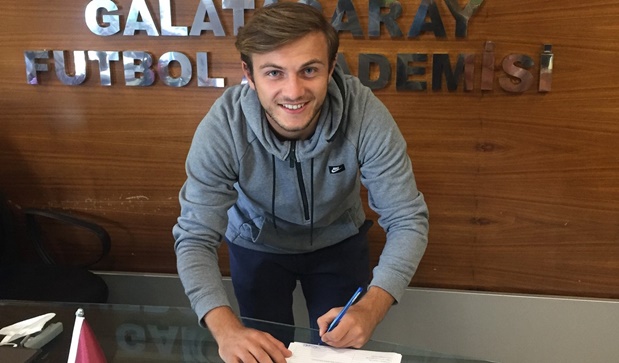 Galatasaray ile profesyonele imza atıp yuvasını ziyaret etti