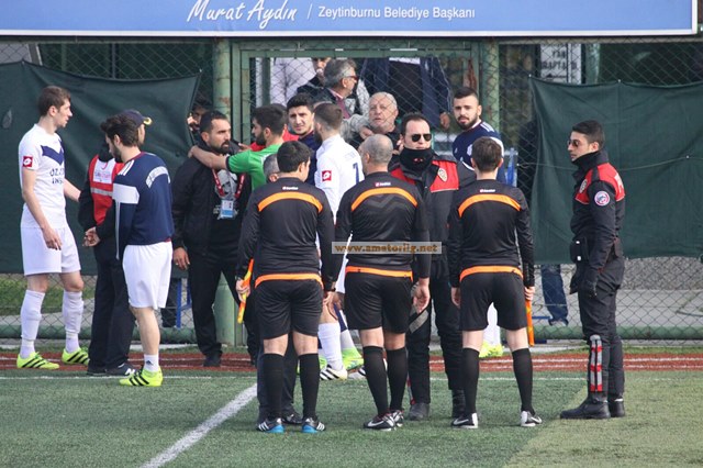 Hakemler 15 dakika sahadan çıkamadı