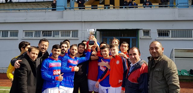 Şampiyon Bağcılar Güneşlispor kupasını aldı