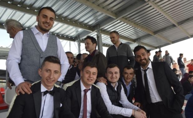 Damat düğünden hemen sonra maça geldi
