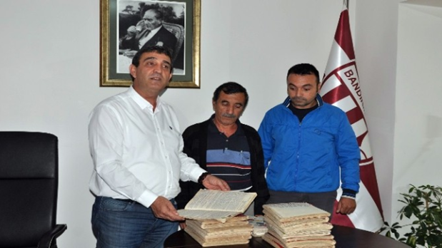 Dedesinin 20 yıllık arşivini hediye etti