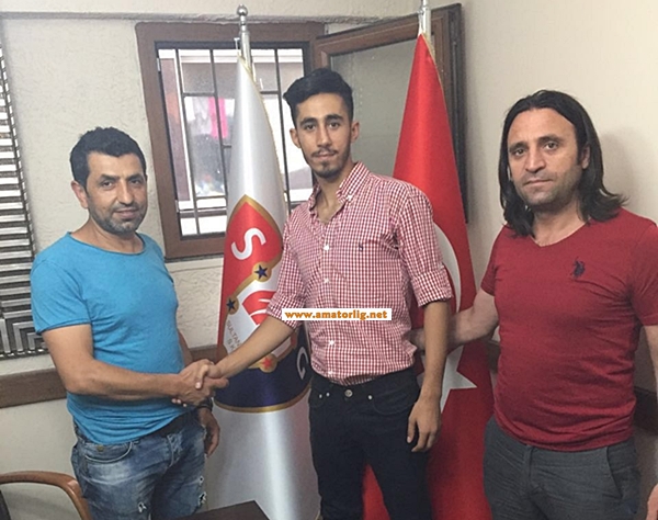 Sultangazispor iki genç futbolcuya imza attırdı