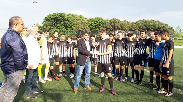 Kartal Belediyespor kupasını aldı