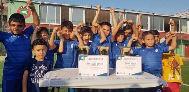 Eyüpspor ve İkitellispor kupaları paylaştı