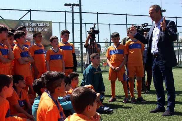 İsmail Kartal genç yeteneklerle buluştu