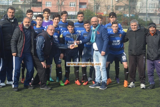 Şampiyon Gazi Mahallesispor kupasını aldı