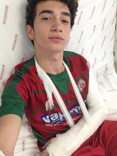 Genç futbolcunun kolu kırıldı