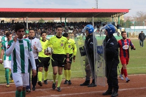 Rakibini ısırdı saha karıştı!