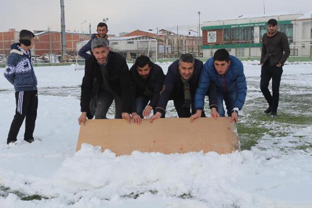 İnegöl’de futbolcular kar temizledi