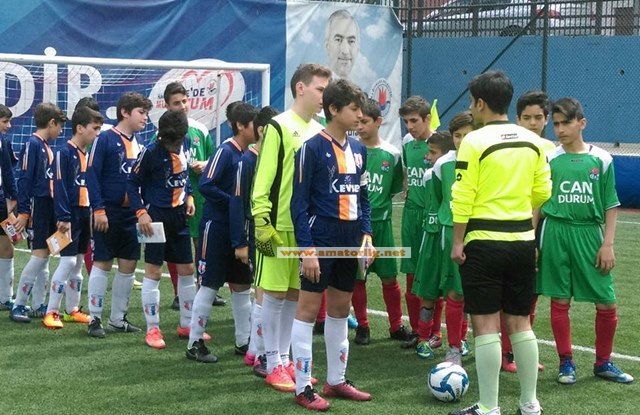 Rakibe maç öncesi kitap hediye ettiler