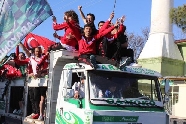 Kamyonun kasasında şampiyonluk kutlaması