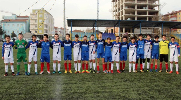 Küçük futbolculardan örnek davranış