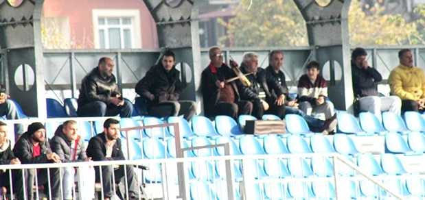 Kemençesi ile takımına destek oluyor