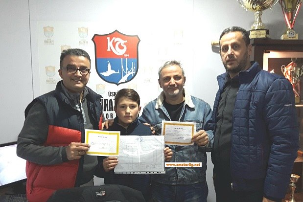Karnesi başarılı sporculara atkı ve bere hediye