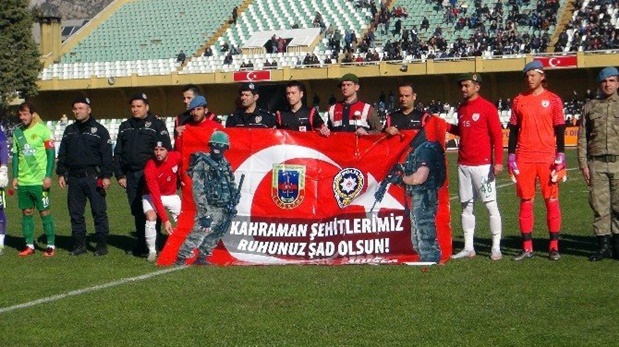 muglasporlu-futbolcular-sahaya-asker-ve-polis-beresi-ile-cikti-001