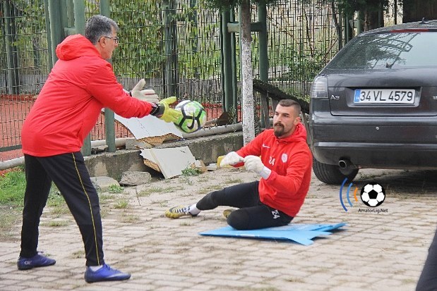 Çöpten karton alıp maça hazırlandı