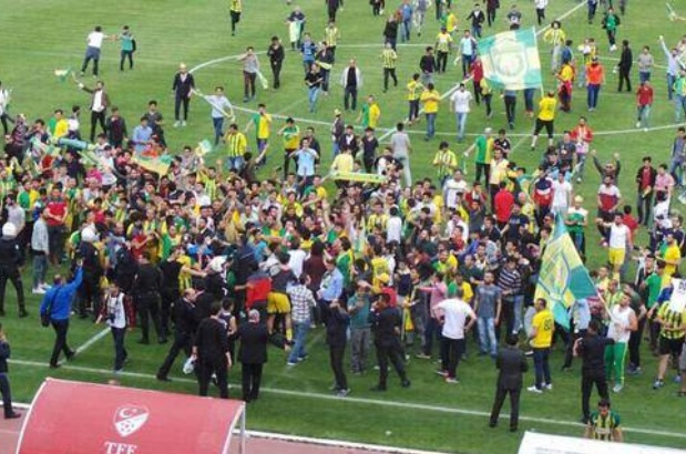 Taraftar sahaya indi polis müdahale etti