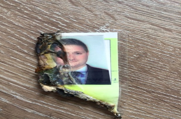 Rakibine tekme atan sporcusunun lisansını yaktı