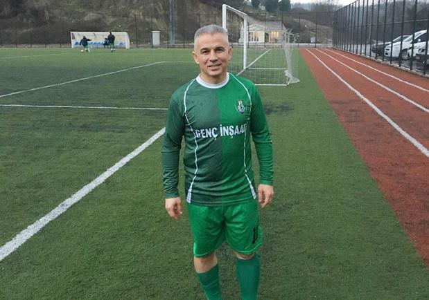 15 yıl sonra 48 yaşında futbola döndü