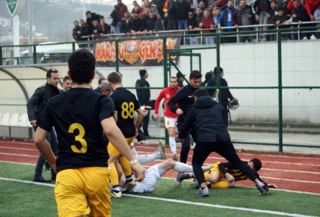 Sakarya derbisinde saha karıştı